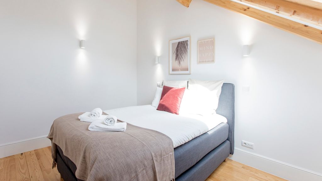 Bright 3BR Flat w/ AC in City Center by LovelyStay