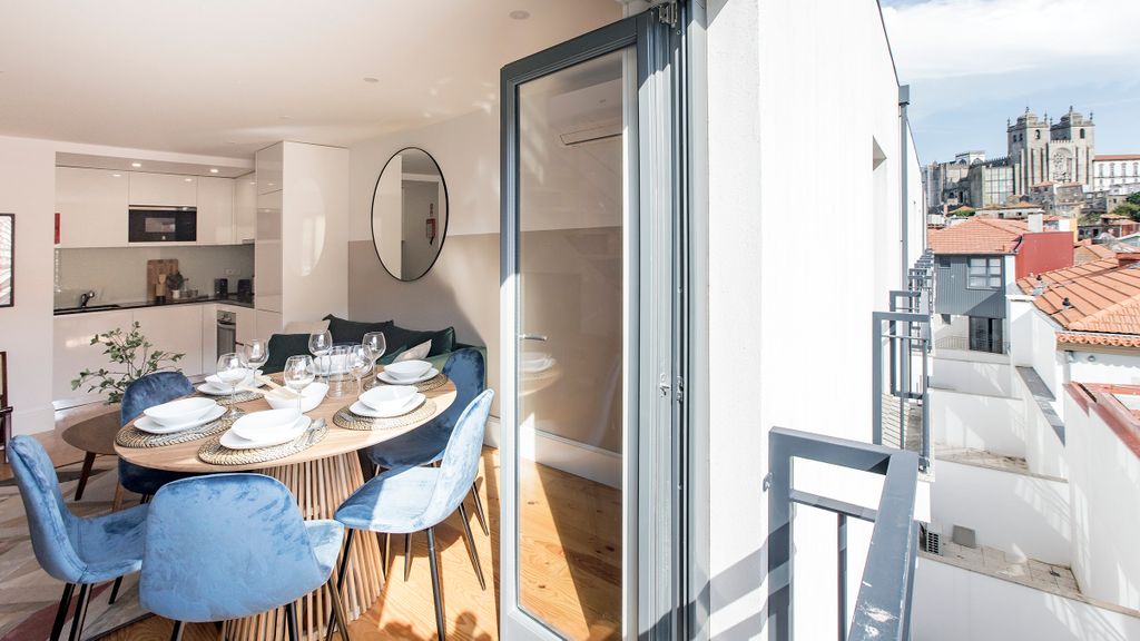 Bright 3BR Flat w/ AC in City Center by LovelyStay