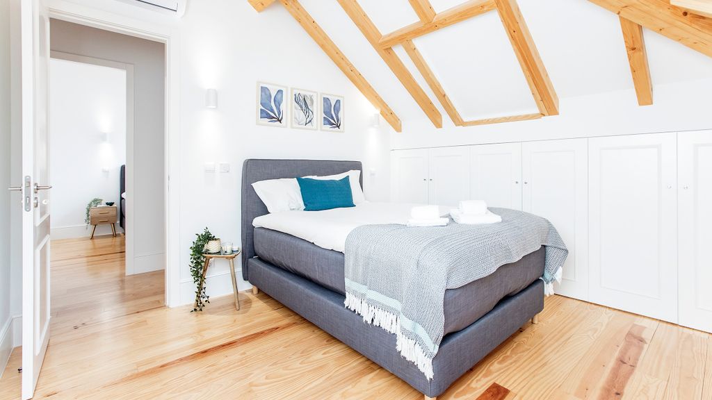 Bright 3BR Flat w/ AC in City Center by LovelyStay