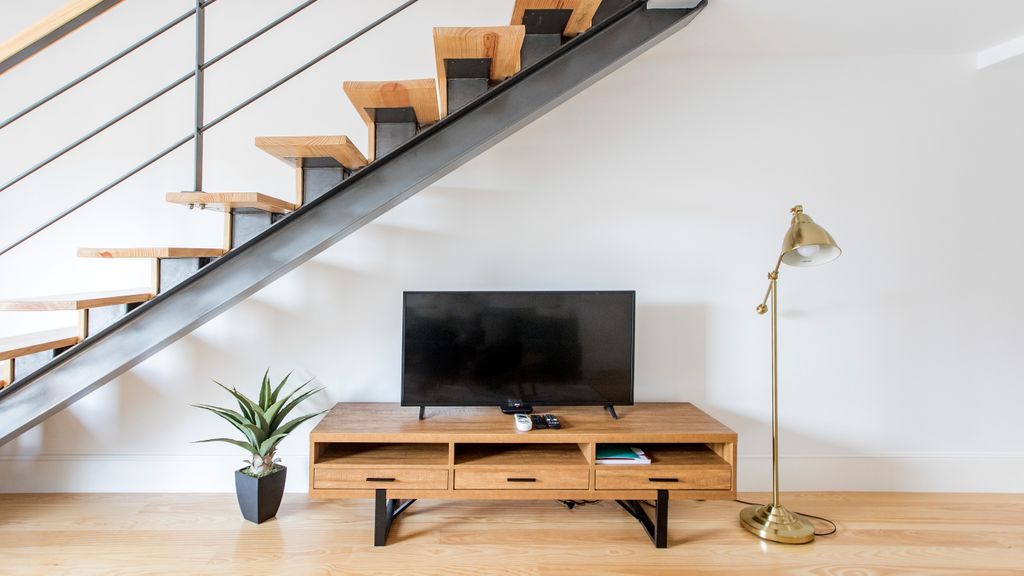 Bright 3BR Flat w/ AC in City Center by LovelyStay