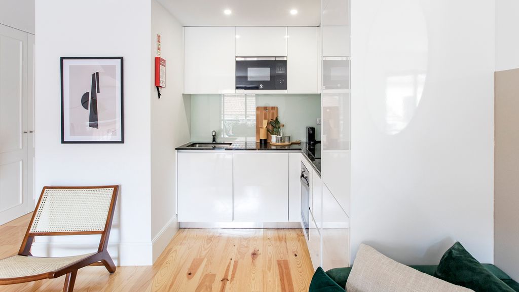 Bright 3BR Flat w/ AC in City Center by LovelyStay