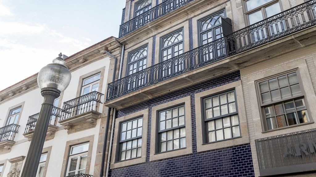 Bright 3BR Flat w/ AC in City Center by LovelyStay