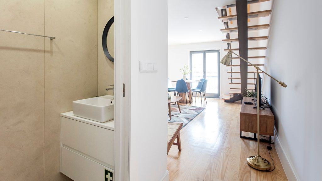 Bright 3BR Flat w/ AC in City Center by LovelyStay