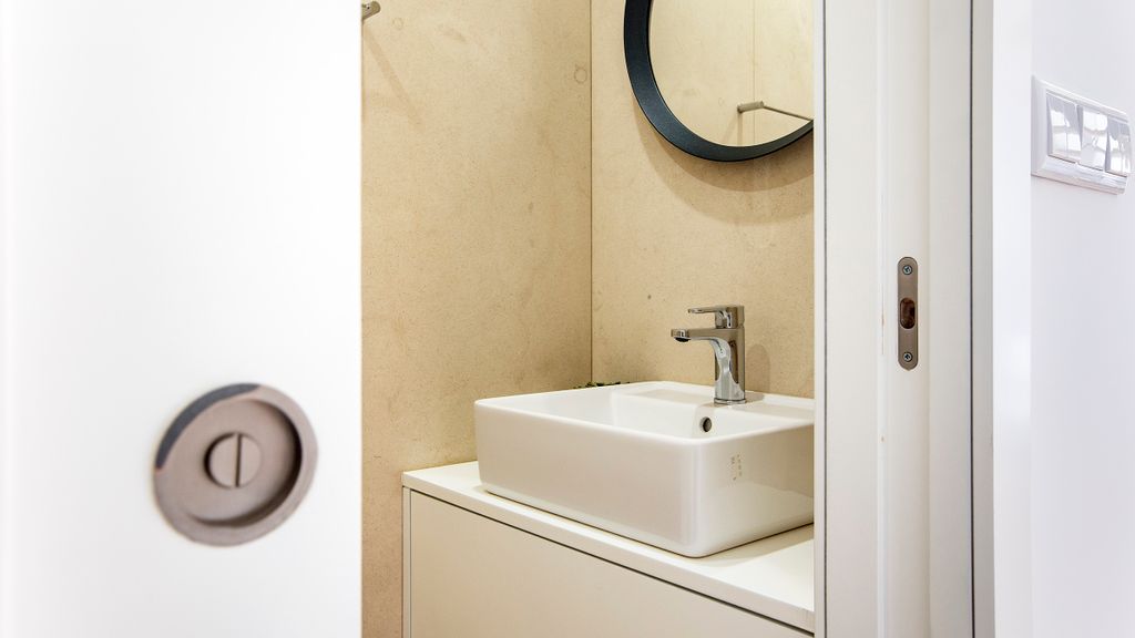 Bright 3BR Flat w/ AC in City Center by LovelyStay