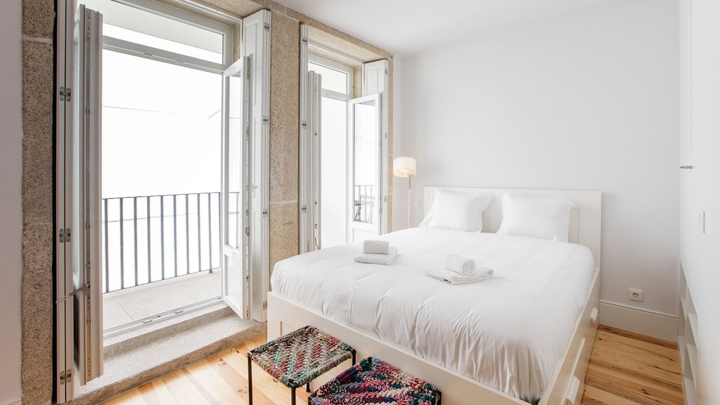 Flux Art Studio w/ AC & Balcony by LovelyStay