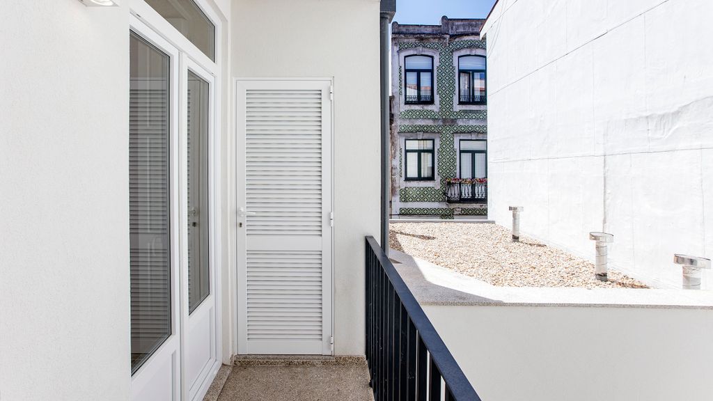 Flux Art Studio w/ AC & Balcony by LovelyStay