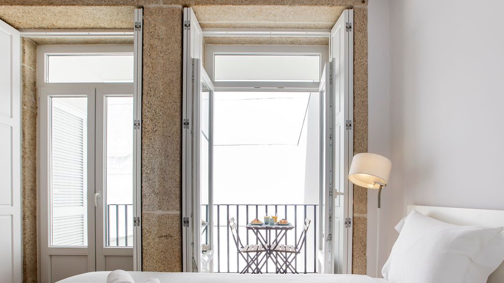 Flux Art Studio w/ AC & Balcony by LovelyStay