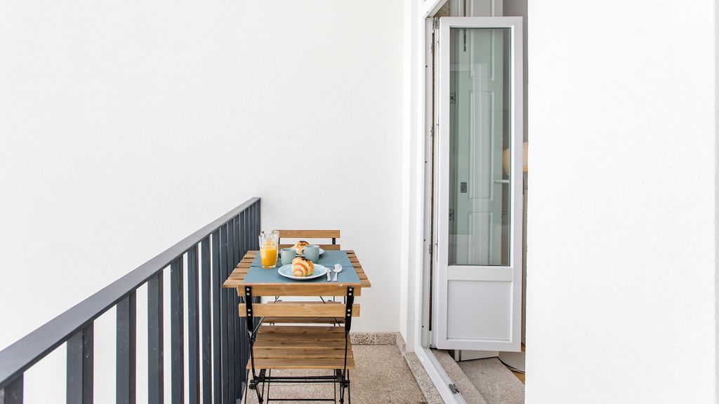 Flux Art Studio w/ AC & Balcony by LovelyStay