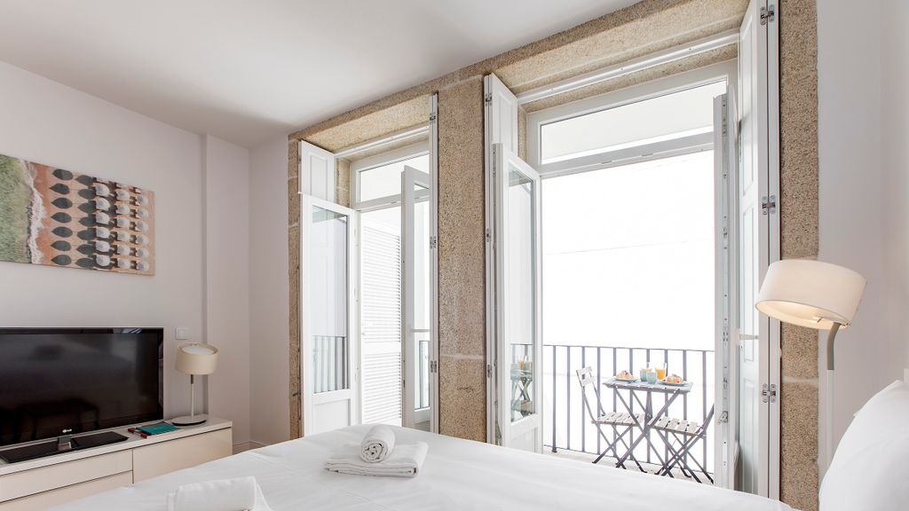 Flux Art Studio w/ AC & Balcony by LovelyStay
