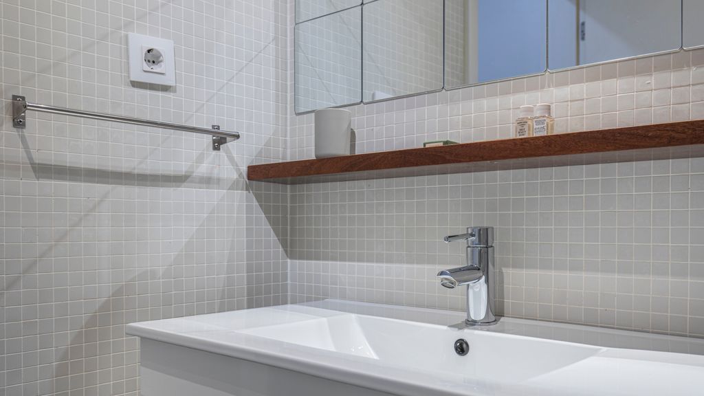 1BDR Flat w/ Balcony & Parking by LovelyStay