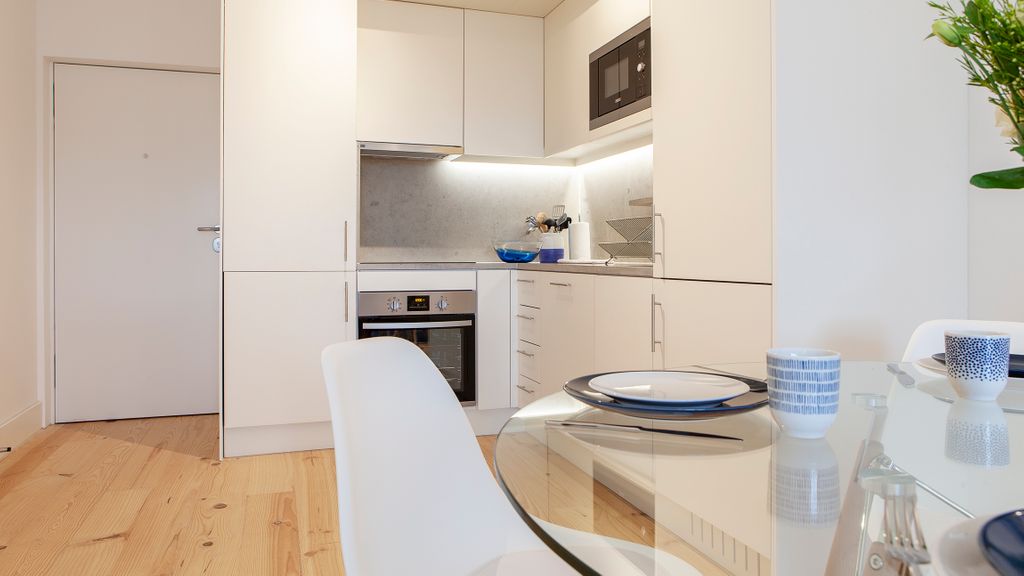 Modern One‑Bedroom Flat with Kitchen by LovelyStay