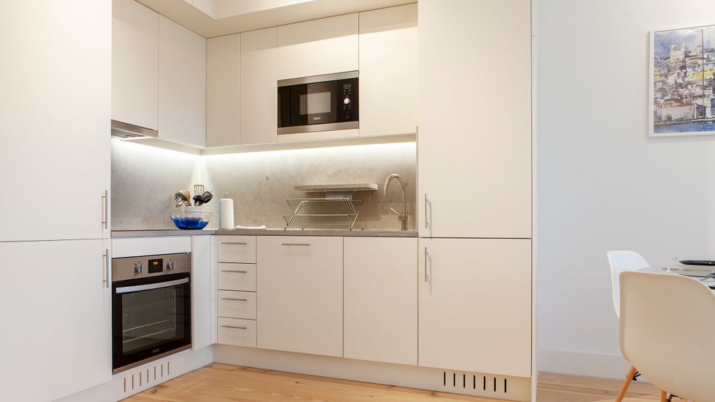 Modern One‑Bedroom Flat with Kitchen by LovelyStay