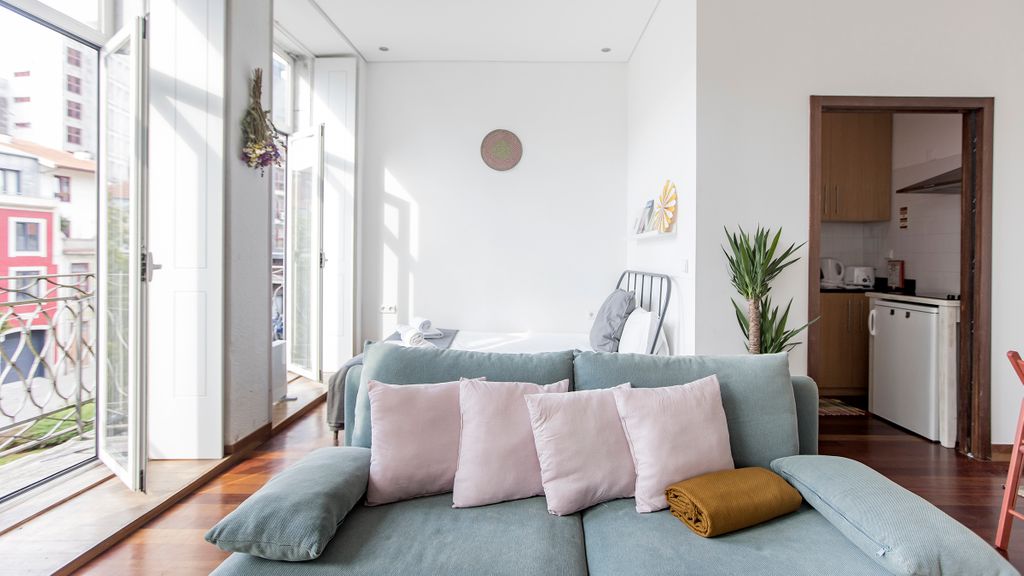 Bonjardim Studio w/ Balcony by LovelyStay