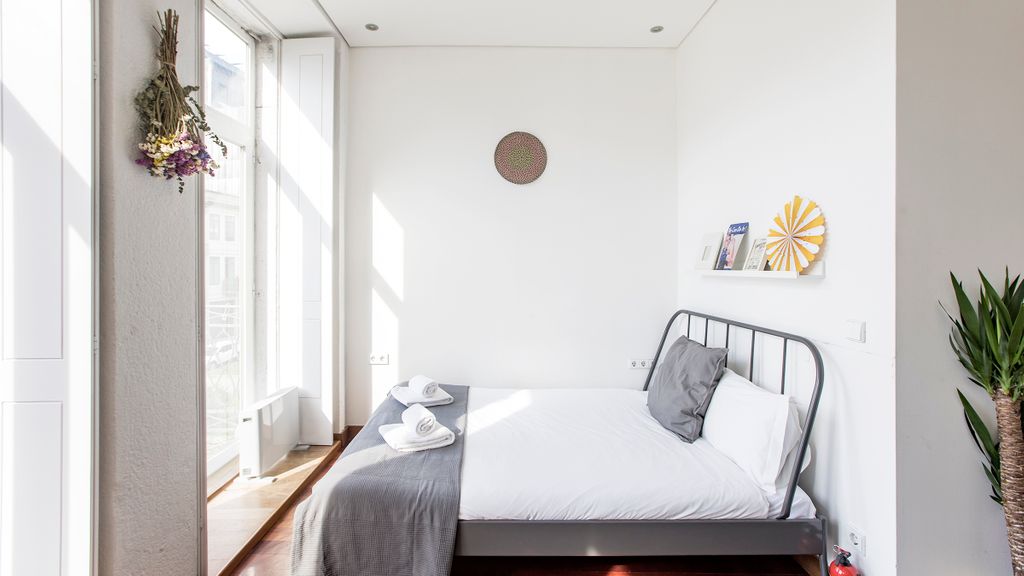 Bonjardim Studio w/ Balcony by LovelyStay