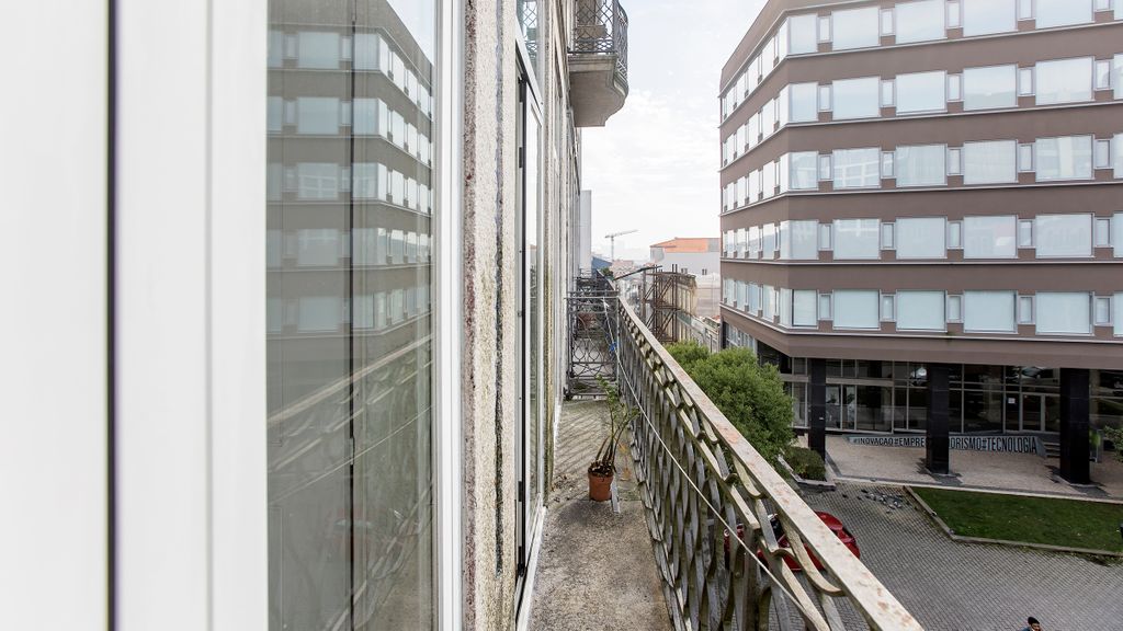 Bonjardim Studio w/ Balcony by LovelyStay