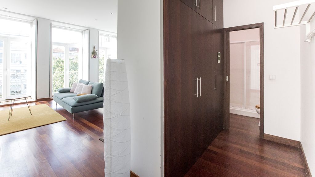 Bonjardim Studio w/ Balcony by LovelyStay