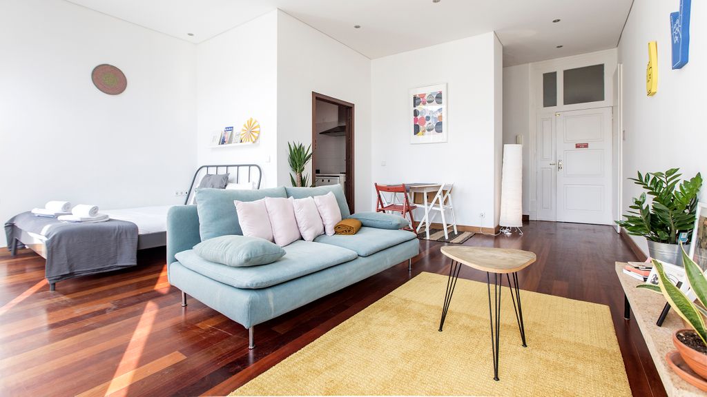 Bonjardim Studio w/ Balcony by LovelyStay