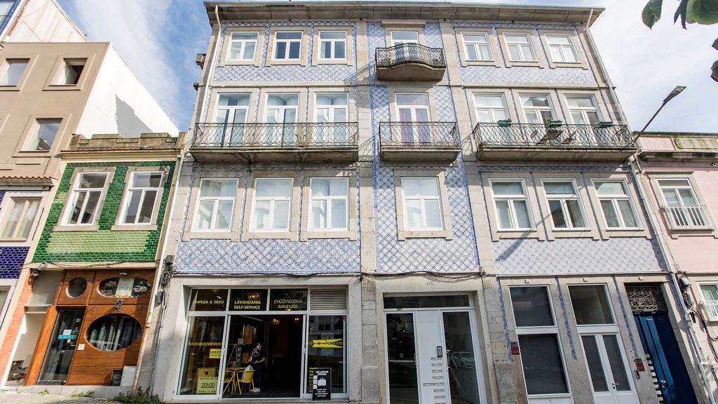 Bonjardim Studio w/ Balcony by LovelyStay