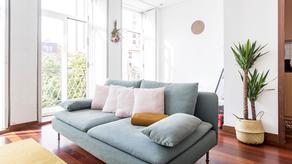 Bonjardim Studio w/ Balcony by LovelyStay