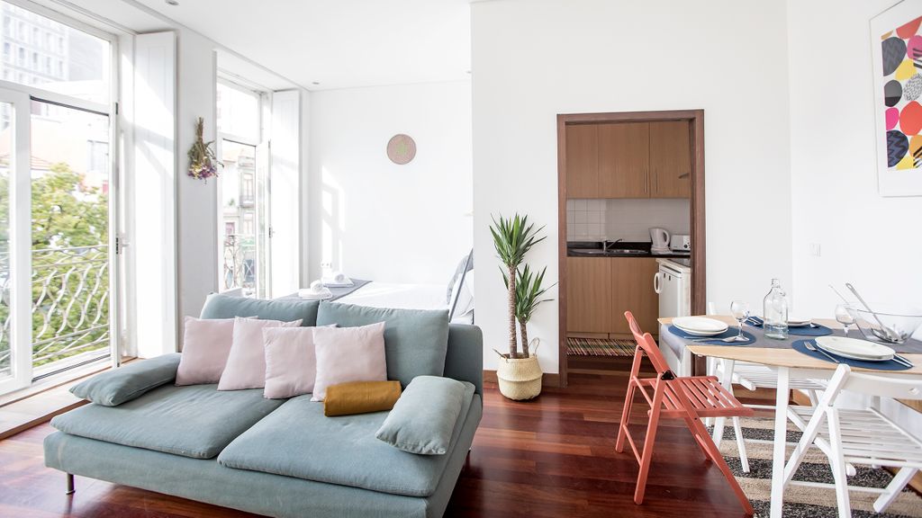 Bonjardim Studio w/ Balcony by LovelyStay