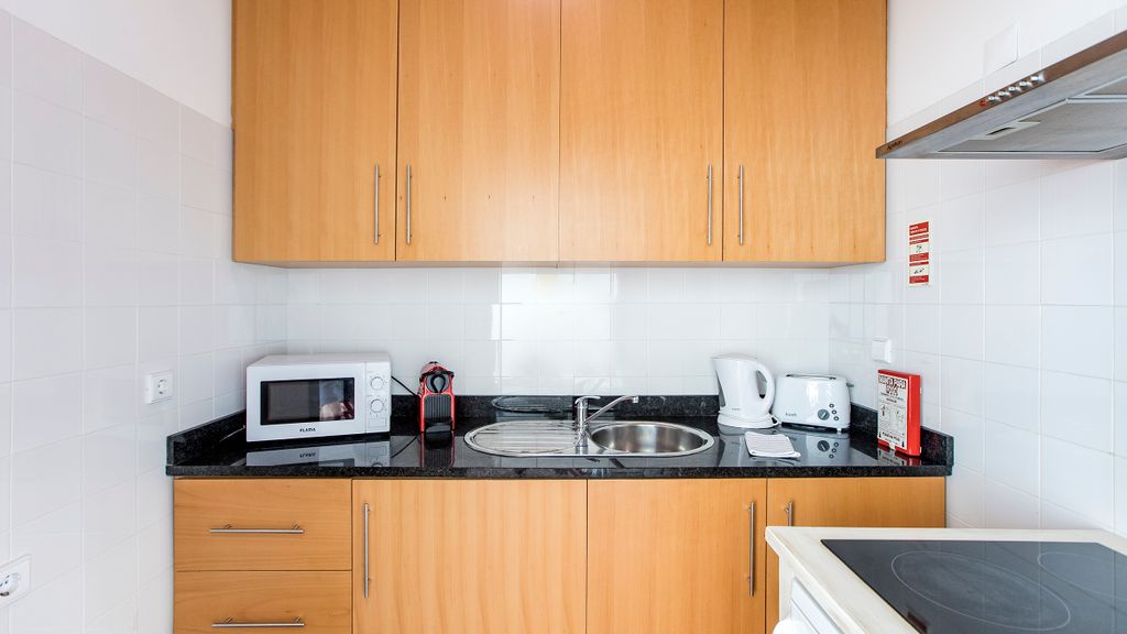 Bonjardim Studio w/ Balcony by LovelyStay