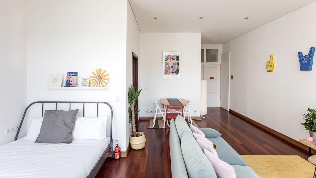 Bonjardim Studio w/ Balcony by LovelyStay