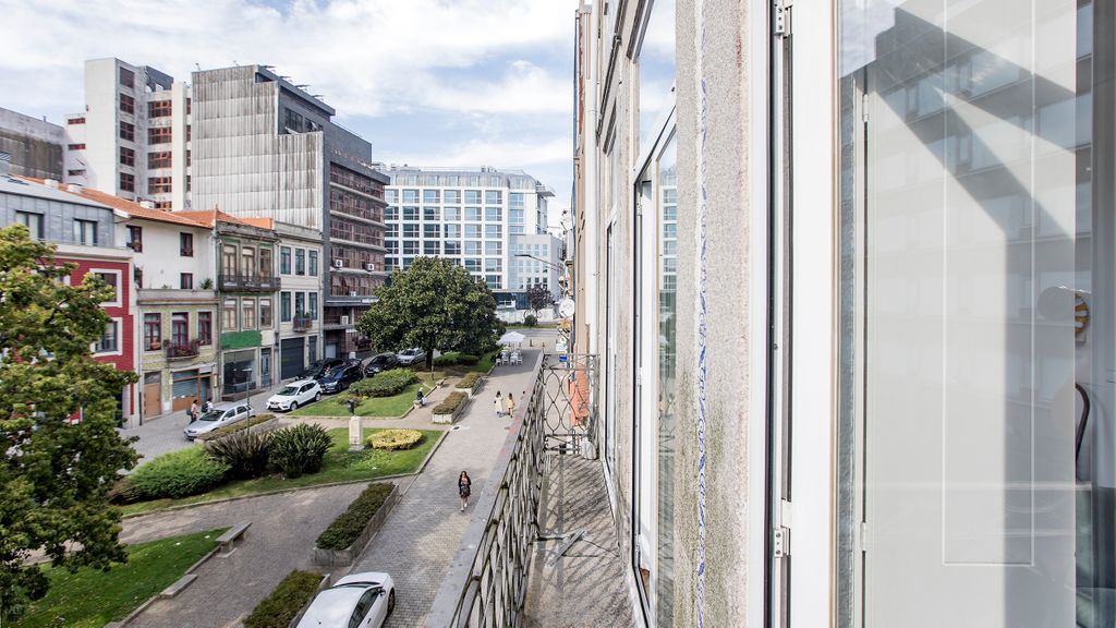 Bonjardim Studio w/ Balcony by LovelyStay