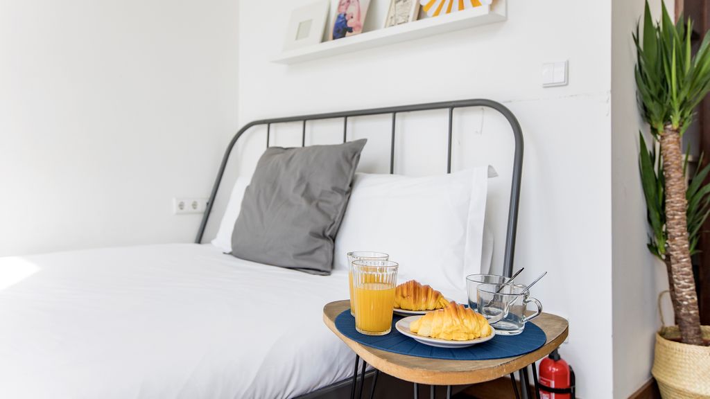 Bonjardim Studio w/ Balcony by LovelyStay