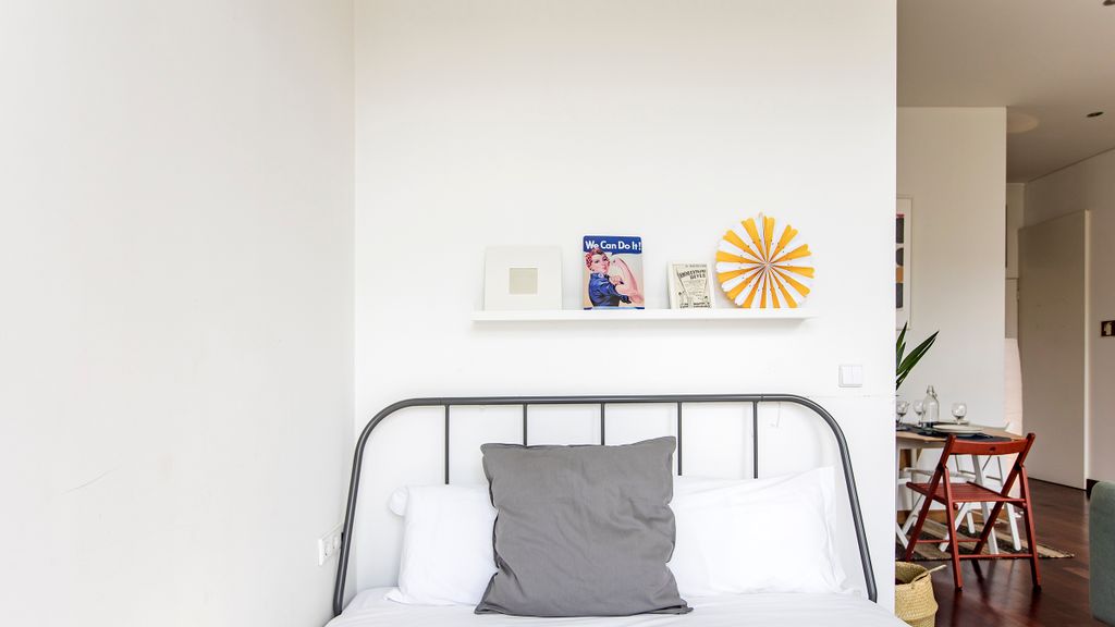 Bonjardim Studio w/ Balcony by LovelyStay