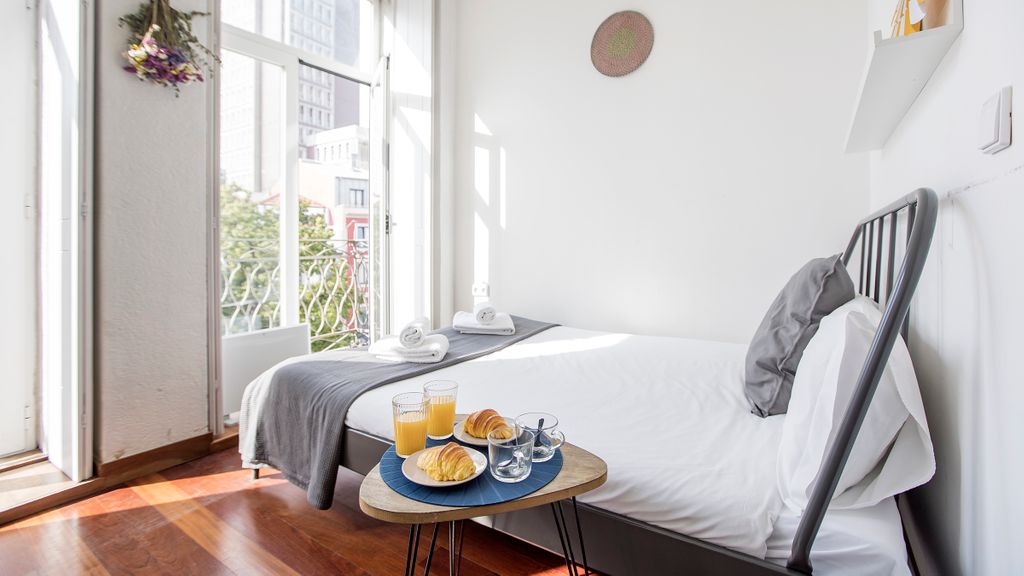 Bonjardim Studio w/ Balcony by LovelyStay