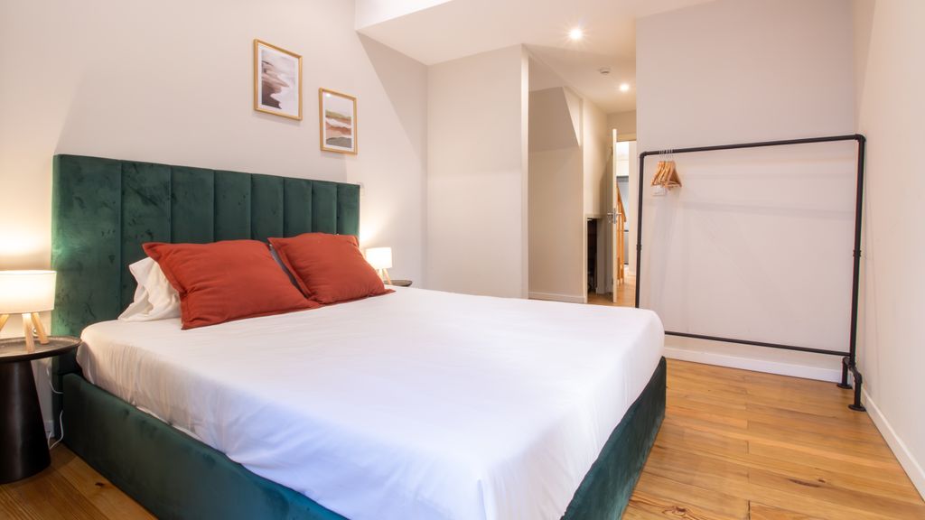 4BR w/ 200yrs of history in Porto by LovelyStay