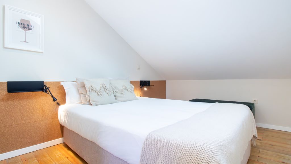 4BR w/ 200yrs of history in Porto by LovelyStay