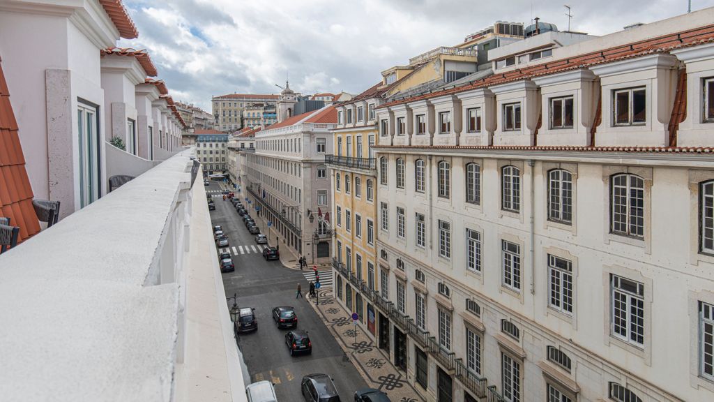 Two‑Bedroom Apartment w/ AC in Baixa by LovelyStay