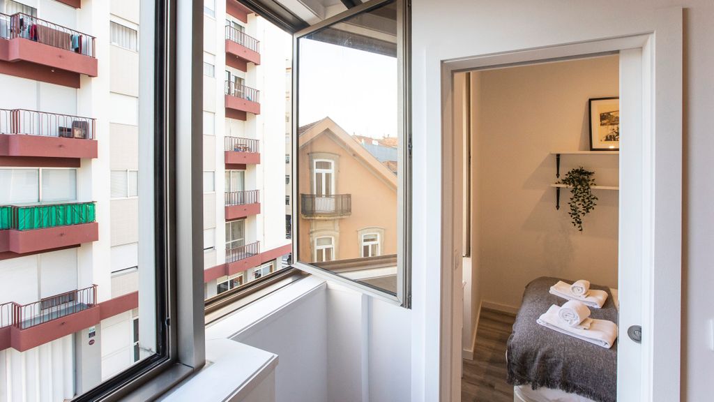 Seaside 1BR Flat w/ AC in Matosinhos by LovelyStay