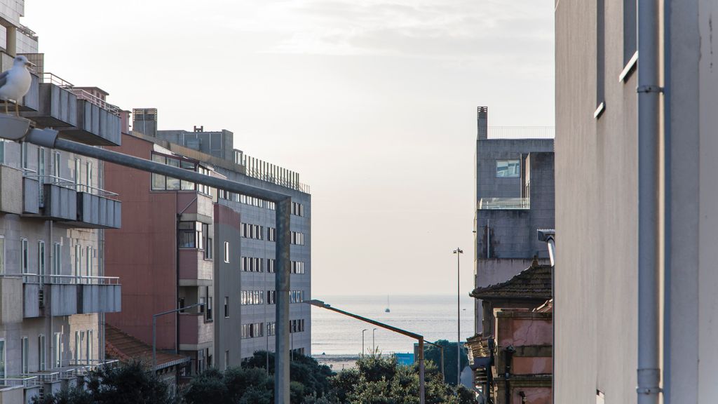 Seaside 1BR Flat w/ AC in Matosinhos by LovelyStay