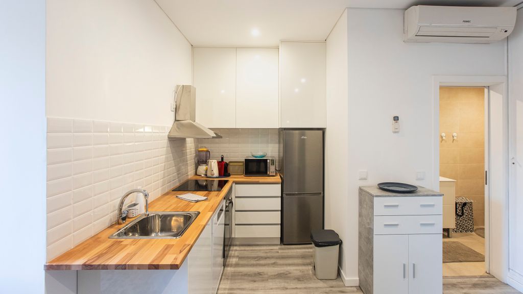 Seaside 1BR Flat w/ AC in Matosinhos by LovelyStay