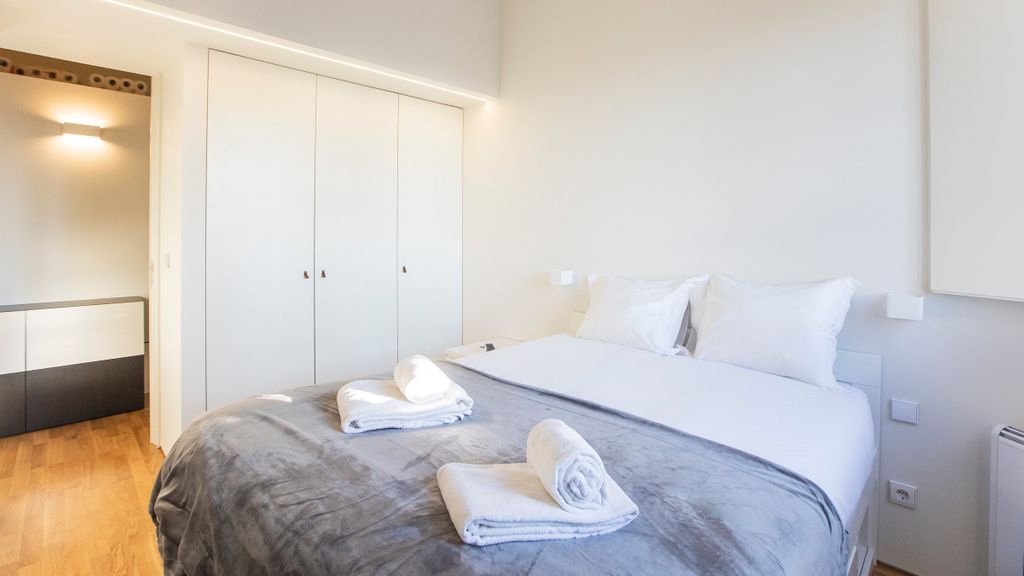 Modern 2BR Duplex by Art District by LovelyStay
