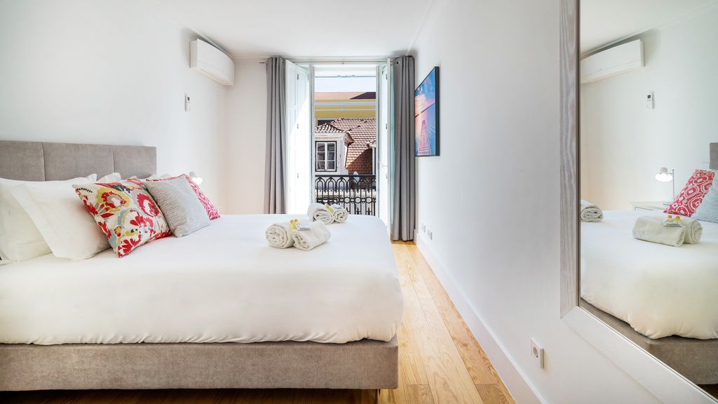 4PAX Apt in Chiado w/ River View by LovelyStay