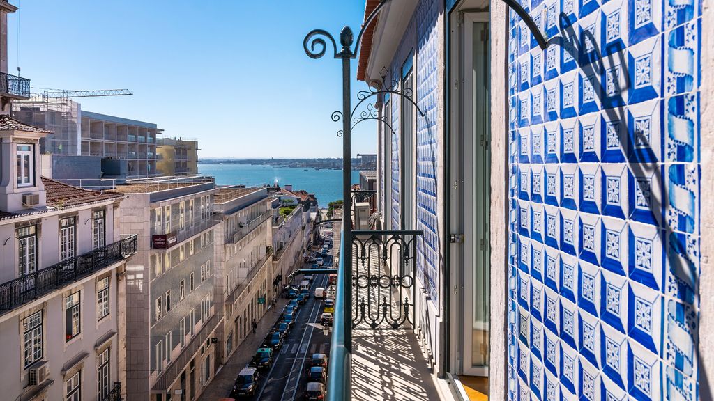 4PAX Apt in Chiado w/ River View by LovelyStay