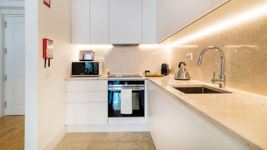 4PAX Apt in Chiado w/ River View by LovelyStay