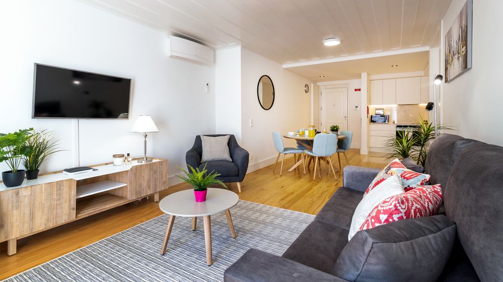 4PAX Apt in Chiado w/ River View by LovelyStay