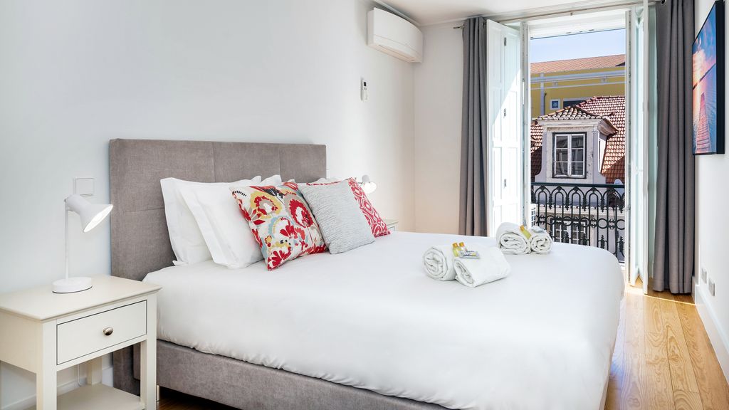4PAX Apt in Chiado w/ River View by LovelyStay