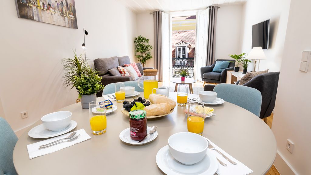 4PAX Apt in Chiado w/ River View by LovelyStay