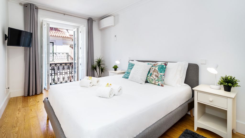 Stunning 2BDR Apartment in Chiado by LovelyStay