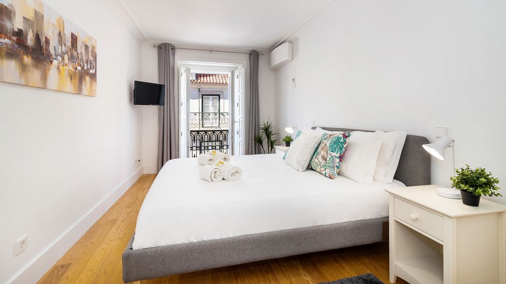Stunning 2BDR Apartment in Chiado by LovelyStay