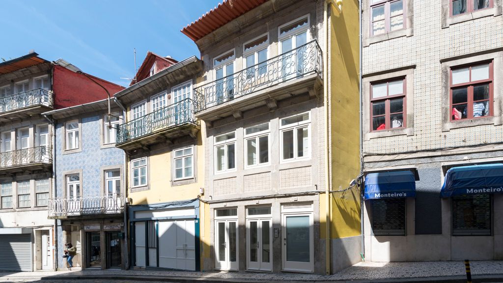 Central Superb Flat w/ AC & Balcony by LovelyStay