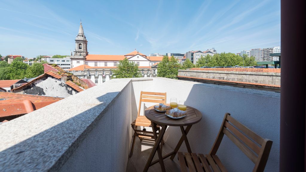 Central Superb Flat w/ AC & Balcony by LovelyStay