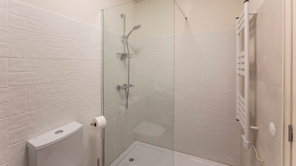 Tasteful 2BR Flat in Art District by LovelyStay