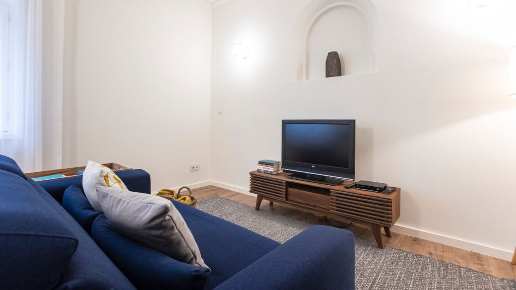 Tasteful 2BR Flat in Art District by LovelyStay