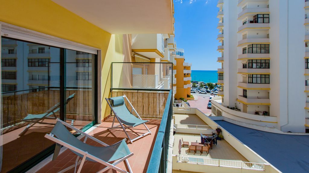 2BDR W/ AC - 2min from beach- by LovelyStay